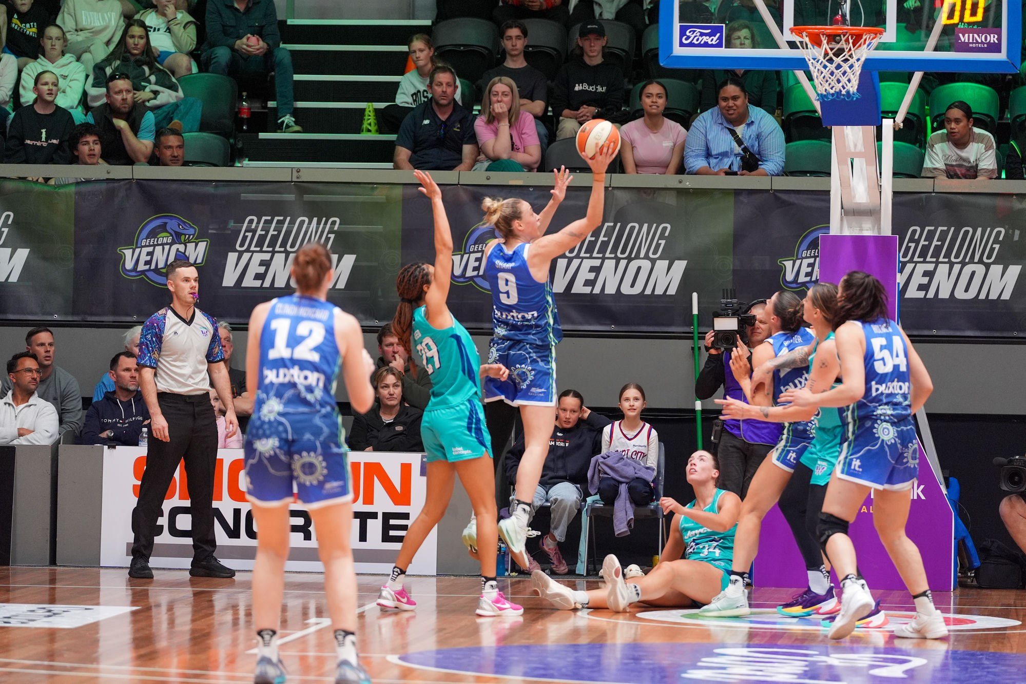 Geelong Venom player shooting during a WNBL home game in front of a full crowd